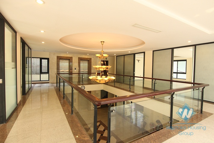 Nice office with nature light for rent in Tay Ho district 